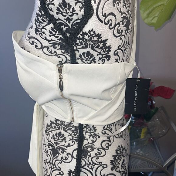 NWT La Ros white half shoulder top - Picture 3 of 5